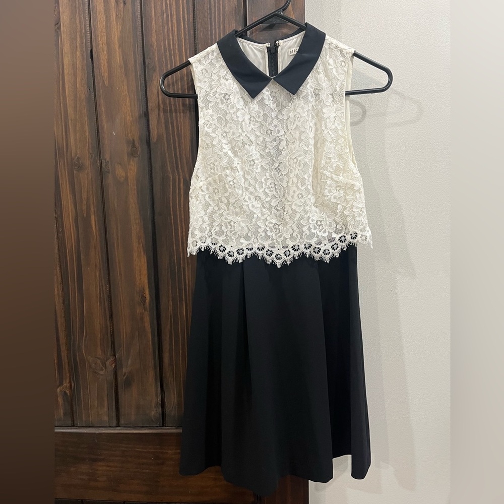 Alice + Olivia sleeveless fit&flare dress featuring a romantic lace overlay EUC